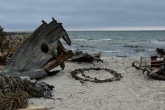 Am Strand wurde ein Schiffswrack und etliche Requisiten aufgebaut.