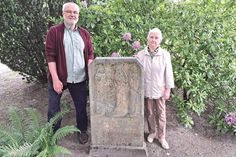 Friedhofsverwalter Detlef Beisner und Anne-Kathrin Kalb laden wieder zu einer Friedhofsführung ein – hier am von Arthur Goetting gestalteten Grabstein.
