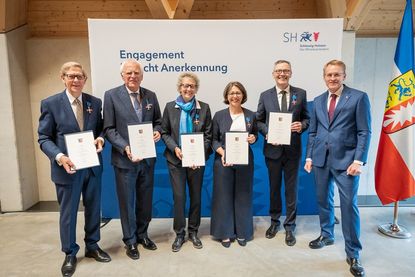 Verleihung des Landesverdienstordens an (v.lks.) Hans-Jakob Tiessen, Reinhard Sager, Prof. Dr. Ilka Parchmann, Prof. Dr. Katja Matthes und Dr. Christian Kuhnt durch Ministerpräsident Daniel Günther.