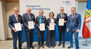 Verleihung des Landesverdienstordens an (v.lks.) Hans-Jakob Tiessen, Reinhard Sager, Prof. Dr. Ilka Parchmann, Prof. Dr. Katja Matthes und Dr. Christian Kuhnt durch Ministerpräsident Daniel Günther.