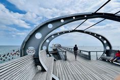 Die Seebrücke in Kellenhusen mit Themeninseln, Panoramablick und abends einem farbigen Lichterspiel über der Ostsee.