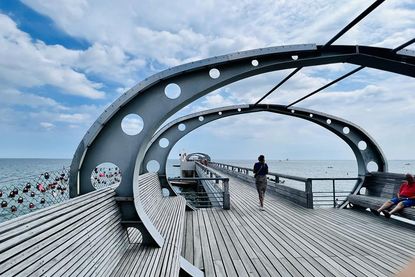 Die Seebrücke in Kellenhusen mit Themeninseln, Panoramablick und abends einem farbigen Lichterspiel über der Ostsee.