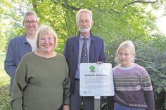Enthüllten die Tafel zur Auszeichnung: Knut Ellenberg, Bettina Hagedorn, Prof. Dr. Andreas Roloff und Marie Ellenberg (v. lks.).