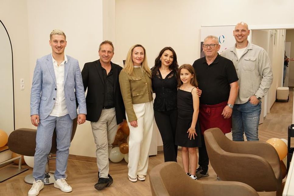 Am Eröffnungstag kamen viele Gäste vorbei, um Marina Schlüter 
zu den neuen Räumlichkeiten zu gratulieren und mit ihr zu feiern.