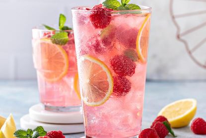 Frisch, fruchtig, hausgemacht: Mit den richtigen Drinks wird der Grillabend auch geschmacklich zum Sommerfest.