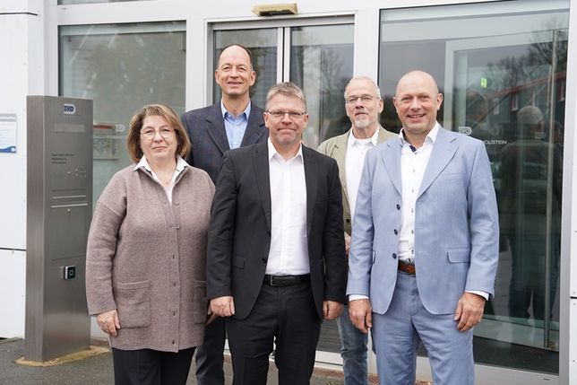 Hanna Liedtke, Geschäftsbereichsleiterin Entwässerung, Wilhelm Winkelmann, Geschäftsbereichsleiter Abfallwirtschaft, Frank Spreckels, Verbandsvorsteher, Torsten Hindenburg, Geschäftsbereichsleiter Breitband und Sven Bäumler (v. lks.), Geschäftsführer ZVO Energie GmbH berichteten im Vorfeld der Verbandsversammlung über den Stand der Dinge.