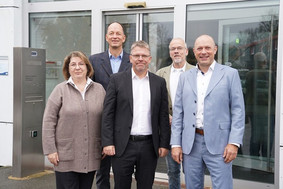 Hanna Liedtke, Geschäftsbereichsleiterin Entwässerung, Wilhelm Winkelmann, Geschäftsbereichsleiter Abfallwirtschaft, Frank Spreckels, Verbandsvorsteher, Torsten Hindenburg, Geschäftsbereichsleiter Breitband und Sven Bäumler (v. lks.), Geschäftsführer ZVO Energie GmbH berichteten im Vorfeld der Verbandsversammlung über den Stand der Dinge.