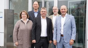 Hanna Liedtke, Geschäftsbereichsleiterin Entwässerung, Wilhelm Winkelmann, Geschäftsbereichsleiter Abfallwirtschaft, Frank Spreckels, Verbandsvorsteher, Torsten Hindenburg, Geschäftsbereichsleiter Breitband und Sven Bäumler (v. lks.), Geschäftsführer ZVO Energie GmbH berichteten im Vorfeld der Verbandsversammlung über den Stand der Dinge.