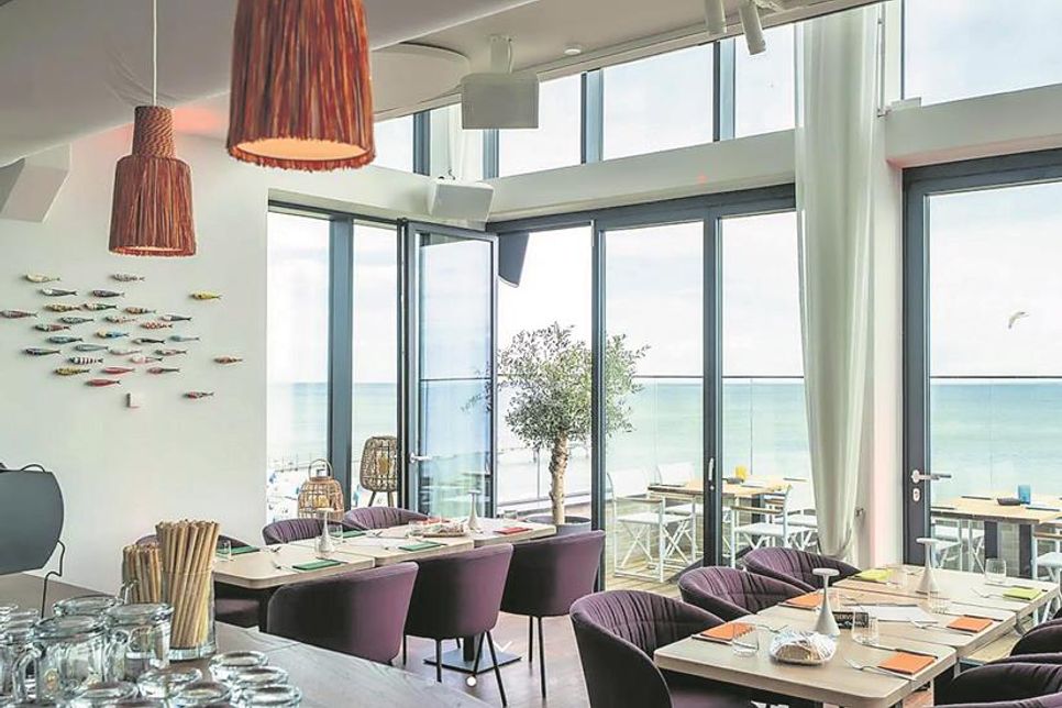 Große Fensterfronten geben den Blick frei auf die Ostsee.
