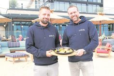 Hier schmecken Tapas und Paellas wie ein Urlaubstag am Meer: Betriebsleiter Oliver Osterwald und Thomas Jankowski (v. lks.) führen ihr SO[U]L in einer traumhafter Kulisse, die keine kulinarischen Wünsche offen lässt.