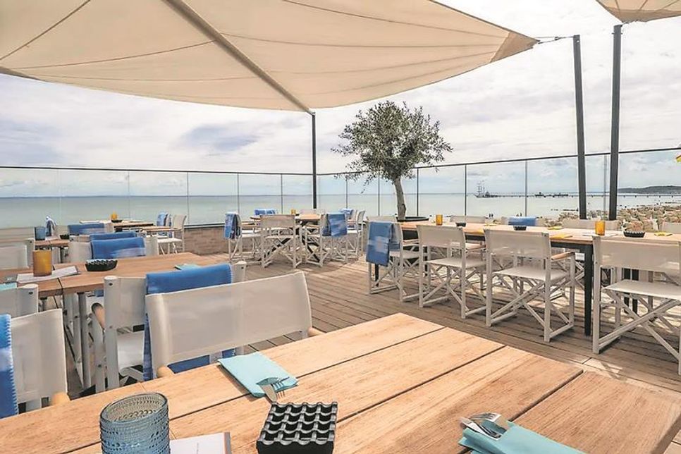 Die großzügige Dachterrasse lädt zum Genießen mit Panorama-Blick über die Ostsee ein.