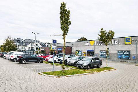Bisher ist das Parken auf dem P5 direkt vor dem Edeka-Markt in Niendorf/Ostsee mit Parkscheibe für eine Stunde kostenlos.