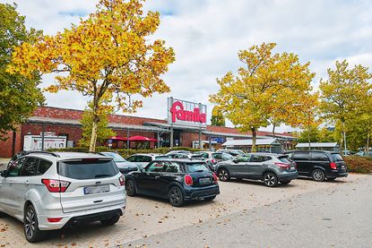 Vor dem famila-Warenhaus in Timmendorfer Strand dürfen Autofahrer bisher mit Parkscheibe 90 Minuten lang kostenlos parken.