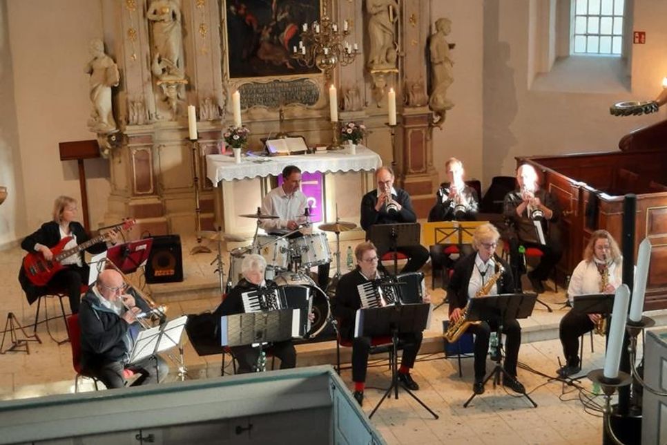 „Ulla & Friends & Band“ fesselten ihr Publikum beim Konzertnachmittag.