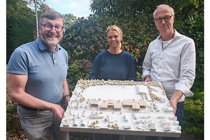 Timmendorfer Strands Bürgermeister Sven Partheil-Böhnke, Schulleiterin Esther Passig und Architekt Andreas Trambacz vom Bauamt der Gemeinde (rechts) präsentieren das Modell des Sieger-Entwurfes.