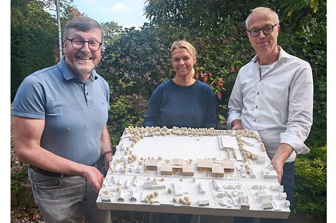 Timmendorfer Strands Bürgermeister Sven Partheil-Böhnke, Schulleiterin Esther Passig und Architekt Andreas Trambacz vom Bauamt der Gemeinde (rechts) präsentieren das Modell des Sieger-Entwurfes.