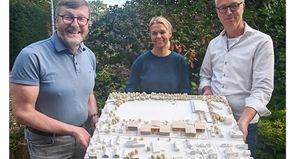 Timmendorfer Strands Bürgermeister Sven Partheil-Böhnke, Schulleiterin Esther Passig und Architekt Andreas Trambacz vom Bauamt der Gemeinde (rechts) präsentieren das Modell des Sieger-Entwurfes.