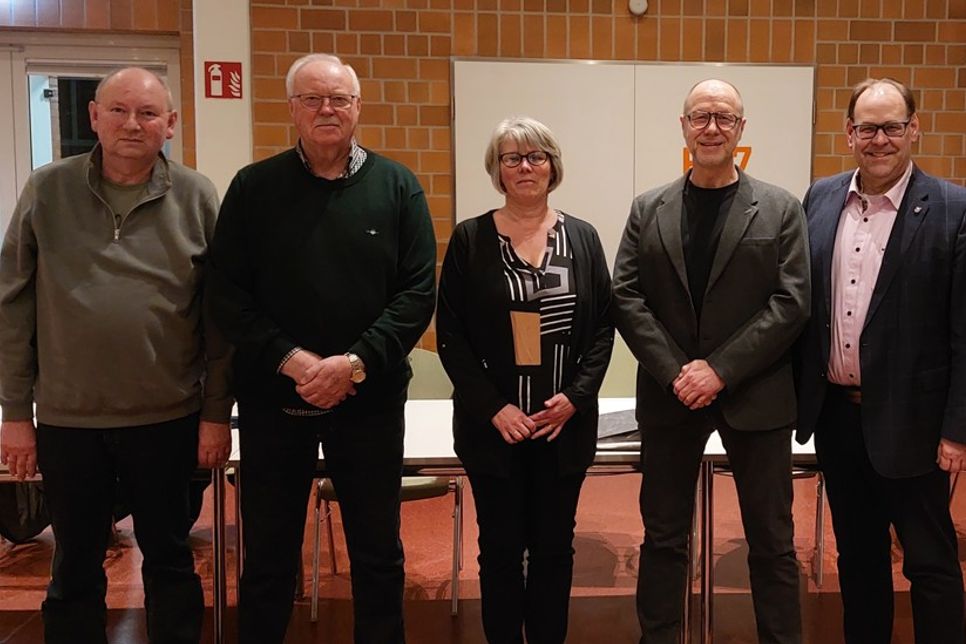 Frank Gosch (Kassenwart), Ernst Otto Kalz (seit 48 Jahren im Vorstand als Beisitzer), Anett Virsnitis (1. Vorsitzende), Jens Grunwald (Schriftwart) und Bürgermeister Mirko Spiekermann (v. lks.).