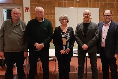 Frank Gosch (Kassenwart), Ernst Otto Kalz (seit 48 Jahren im Vorstand als Beisitzer), Anett Virsnitis (1. Vorsitzende), Jens Grunwald (Schriftwart) und Bürgermeister Mirko Spiekermann (v. lks.).