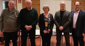 Frank Gosch (Kassenwart), Ernst Otto Kalz (seit 48 Jahren im Vorstand als Beisitzer), Anett Virsnitis (1. Vorsitzende), Jens Grunwald (Schriftwart) und Bürgermeister Mirko Spiekermann (v. lks.).