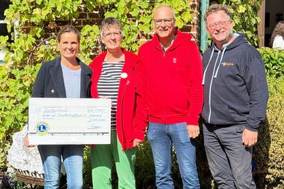Lions-Club-Präsidentin Stephanie Hagen (lks.) und Lions-Mitglied Torsten Lengsfeld (re.) übergaben einen symbolischen Scheck über 1.000 Euro an Stephan Dozel und Gabi Stienemeier-Goss für das wertvolle Engagement des Vereins mit Sitz in Pansdorf.