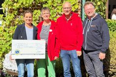 Lions-Club-Präsidentin Stephanie Hagen (lks.) und Lions-Mitglied Torsten Lengsfeld (re.) übergaben einen symbolischen Scheck über 1.000 Euro an Stephan Dozel und Gabi Stienemeier-Goss für das wertvolle Engagement des Vereins mit Sitz in Pansdorf.