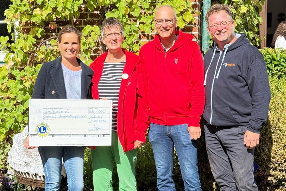 Lions-Club-Präsidentin Stephanie Hagen (lks.) und Lions-Mitglied Torsten Lengsfeld (re.) übergaben einen symbolischen Scheck über 1.000 Euro an Stephan Dozel und Gabi Stienemeier-Goss für das wertvolle Engagement des Vereins mit Sitz in Pansdorf.