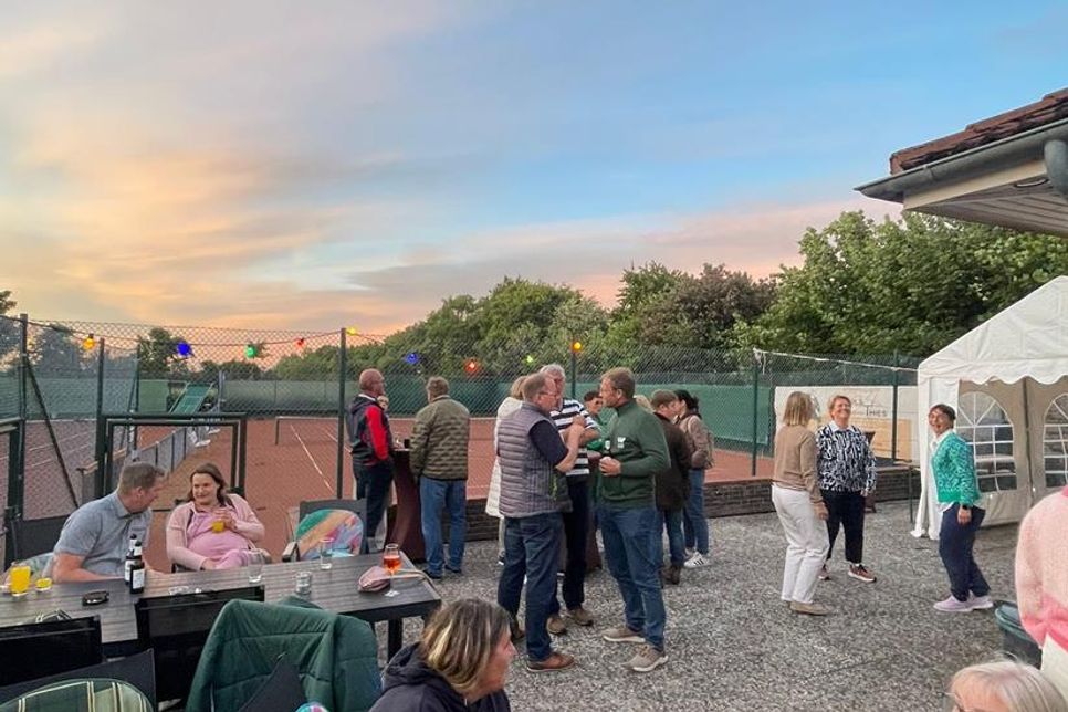 Bei Musik und Gesprächen wurde auf der Terrasse der Tennisanlage das Jubiläum gefeiert.
