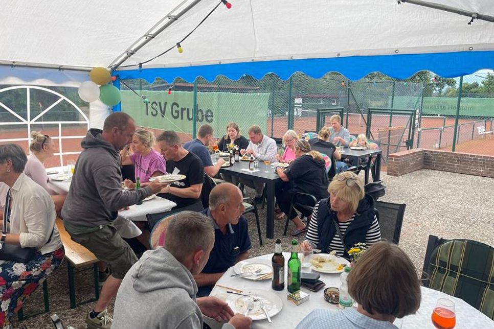 Die Mitglieder des TSV Grube versammelten sich im Festzelt, um den 40. Jahrestag der Tennissparte zu feiern.