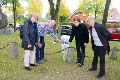 Stockelsdorfs Bürgermeisterin Julia Samtleben und Pohnsdorfs Dorfvorstand Nico Wilcken enthüllen vor den Augen von Monika Metzner-Zinßmeister (re.) und Ingaburgh Klang die neue Infotafel.