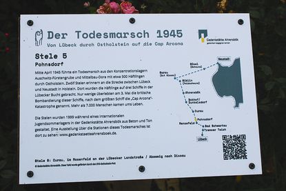Infoschilder, die  neben den Stelen platziert sind, informieren über den „Todesmarsch“. Weitere Infos sind per QR-Code abrufbar.