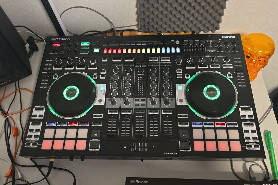 verkaufe DJ Controller von Roland
DJ 808
Nichtraucherhaushalt
Sehr sehr gut erhalten
Kaum benutzt OVP vorhanden
VB 1150€