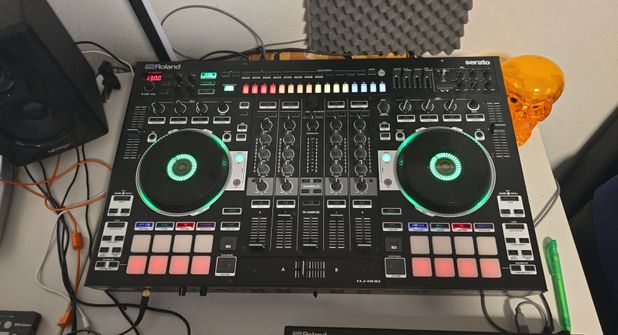 verkaufe DJ Controller von Roland 
DJ 808
Nichtraucherhaushalt 
Sehr sehr gut erhalten 
Kaum benutzt OVP vorhanden 

VB 1150€