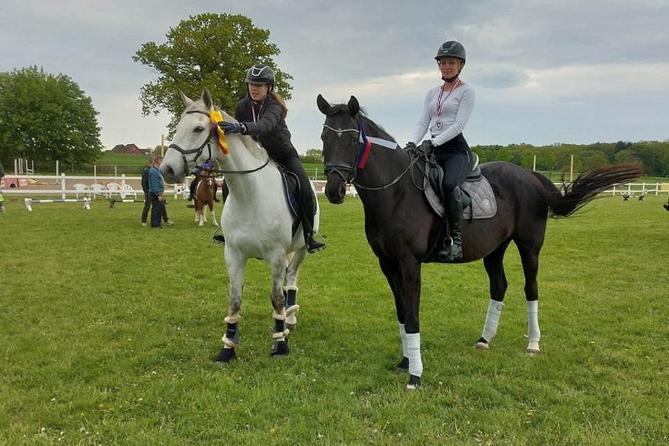 Ringreiterköniginnen Emily Nike Clausen und Jolie Vollert.