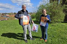 Iris Kronberg vom Tourismus-Service Grömitz mit Martin Lenz vom Stadtwerke Lübeck Marathon.