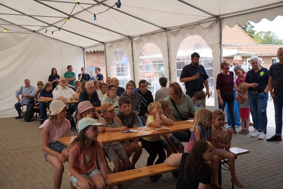 Zur offiziellen Feierstunde versammelte man sich im Festzelt am Gerätehaus.