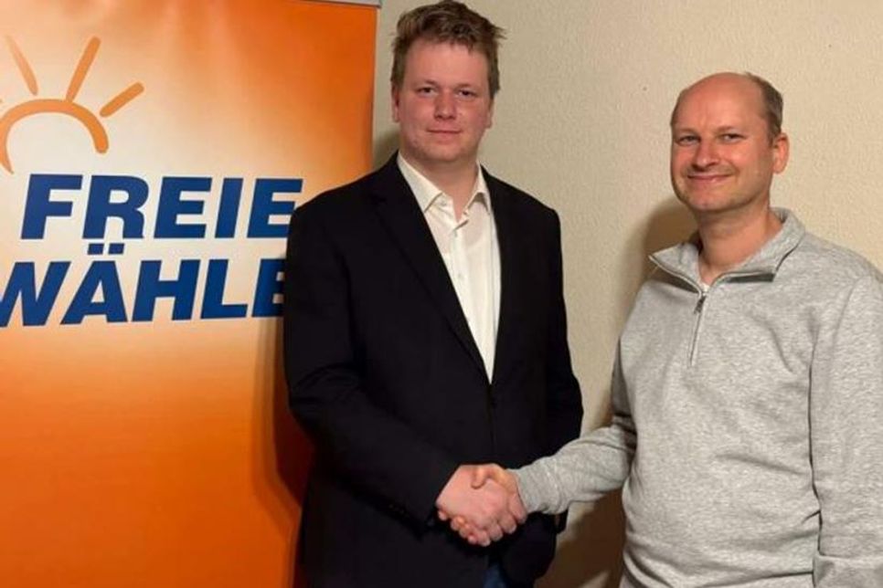 Kreisvorsitzender Olaf Bentke (rechts) gratuliert David Gutzeit zur Wahl. (Foto Freie Wähler)