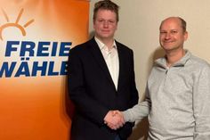 Kreisvorsitzender Olaf Bentke (rechts) gratuliert David Gutzeit zur Wahl. (Foto Freie Wähler)