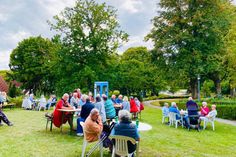 Bei Bratwurst und Getränken genossen zahlreiche Seniorinnen und Senioren in Sierksdorf den Nachmittag im Grünen.