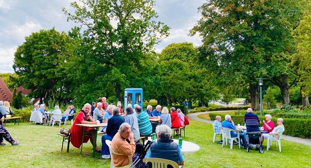Bei Bratwurst und Getränken genossen zahlreiche Seniorinnen und Senioren in Sierksdorf den Nachmittag im Grünen.