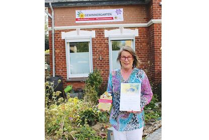 Kerstin Peters hatte im Herbst vergangenen Jahres ihren Vorgarten zum Naturgarten umgestaltet und sich mit diesem erfolgreichen Konzept beim „Deutschland summt! Pflanzwettbewerb “ beworben. Auf Anhieb holte sie den 1. Platz.