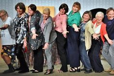 Volker Paulsen, Gisela Stooß-Klüß, Silke Bock, Anne Beiber, Inge Schlüter, Alina-Sophie Reese, Souffleuse Ulrike Kneier, Marlies Schulz und Regisseur Stephan Greve (v. lks.).