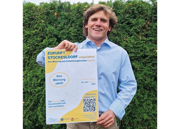 Levi Richter mit dem Plakat zur Umfrage.