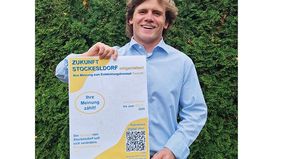 Levi Richter mit dem Plakat zur Umfrage.