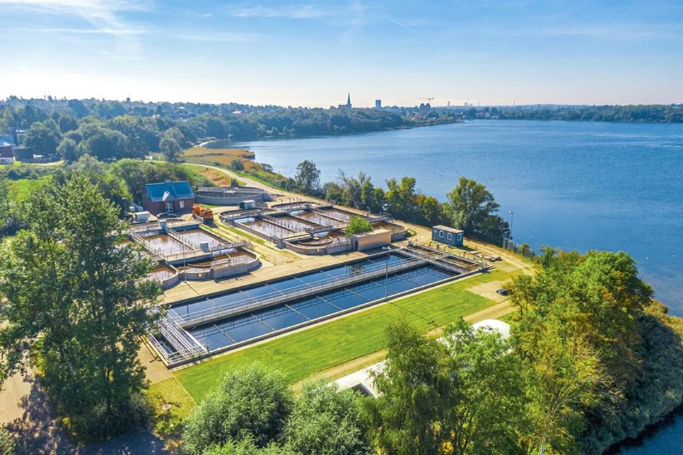 Moderne technische Anlagen und qualifizierte Fachkräfte sorgen für die gründliche Reinigung des verschmutzten Wassers, bevor es in den natürlichen Wasserkreislauf zurückgeführt wird.