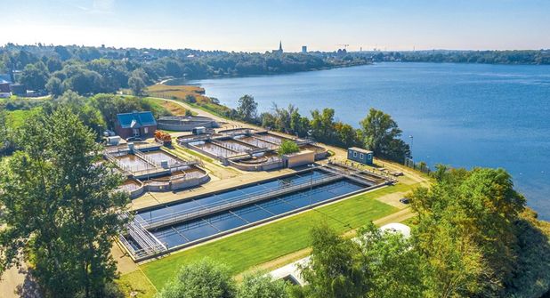 Moderne technische Anlagen und qualifizierte Fachkräfte sorgen für die gründliche Reinigung des verschmutzten Wassers, bevor es in den natürlichen Wasserkreislauf zurückgeführt wird.