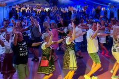 Im Festzelt kommt Stimmung auf. Wer in Tracht erscheint, sichert sich ein Freigetränk.