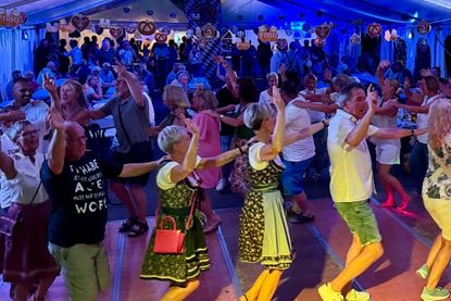 Im Festzelt kommt Stimmung auf. Wer in Tracht erscheint, sichert sich ein Freigetränk.