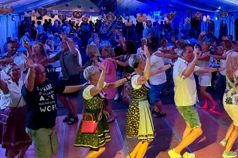Im Festzelt kommt Stimmung auf. Wer in Tracht erscheint, sichert sich ein Freigetränk.