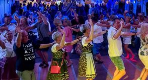 Im Festzelt kommt Stimmung auf. Wer in Tracht erscheint, sichert sich ein Freigetränk.